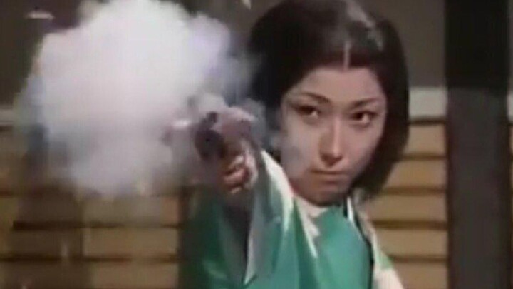 Nak muda, kamu nggak adil nih! Terimalah tembakan dariku!