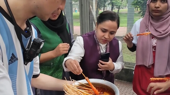 Selling pot-pot chicken in a wealthy neighborhood in Bangladesh, I actually made… in just one hour!