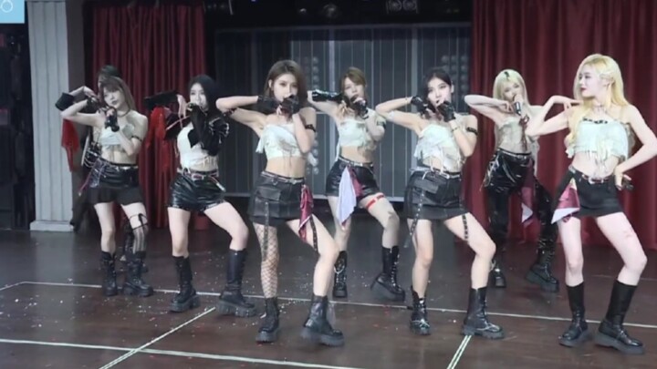 MC Zhu Zhu leads the dance to "Innocence," the Z people move so uniformly and in perfect sync! [Zhu 