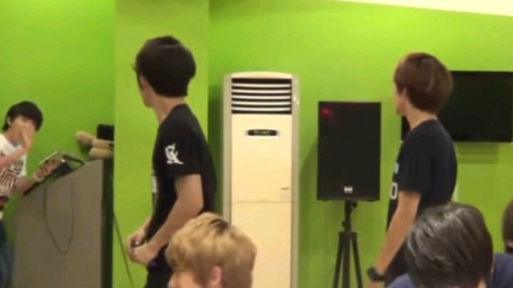 สองหัวหน้าทีม: คุณซึ้งไหม? หลี่ฉาน: ขยับไม่ได้ ขยับไม่ได้เลย