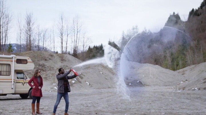 Man Suddenly Crashes into an “Invisible Ball,” Exposes Its True Form with a Fire Extinguisher—and Hi