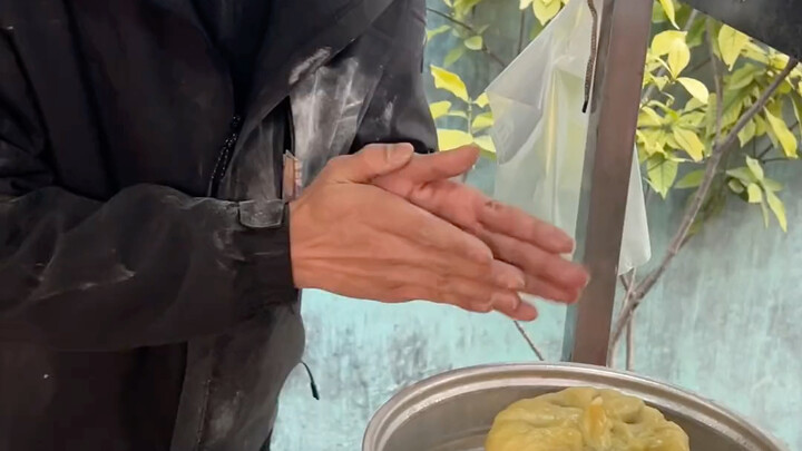 เกี๊ยวน้ำทำมือจากช่างฝีมือมากประสบการณ์ จุดเด่นคือมีน้ำซุปเต็มๆ!