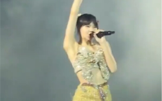 LISA: Semua orang diam! Benar-benar bisa membuat seluruh ruangan hening sejenak.