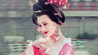 "Có vô số người đẹp đảm nhận vai diễn này, nhưng cô ấy là người duy nhất nổi bật và trở thành phiên 