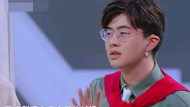 شيه تينغ فنغ حقًا يستحقّ لقبك: يغني ببراعة، ويُعتبر إمبراطور السينما، ويتقن ست لغات!