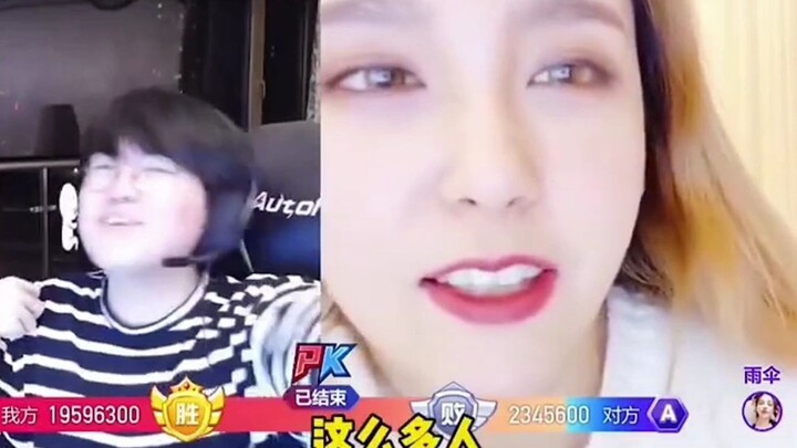 姿态 streams late at night with Rita, and his girlfriend, visibly upset, sits on his lap and starts si