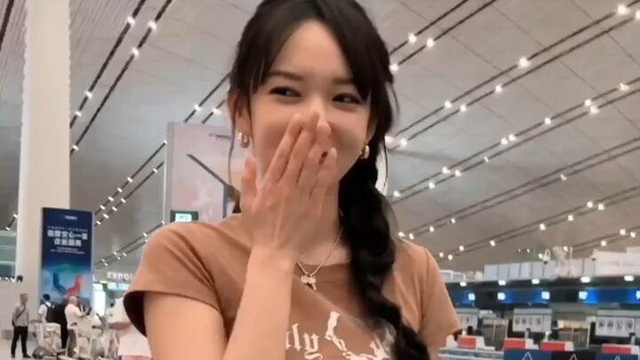 [Cheng Xiao] Airport paparazzi photos—she’s so slim yet still has a great figure.