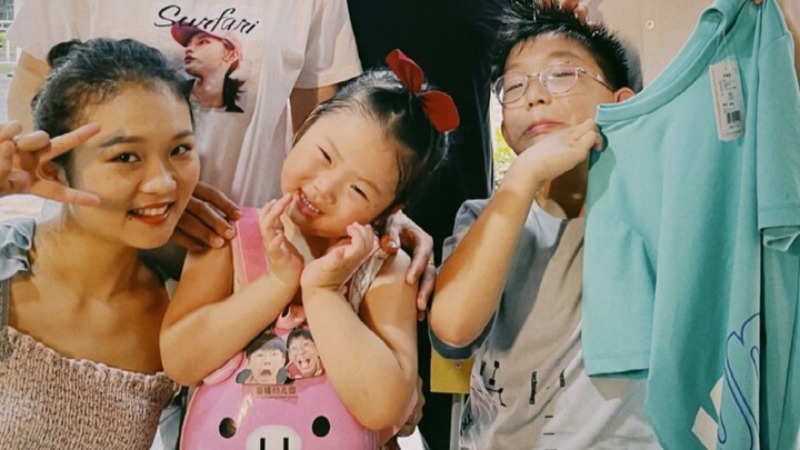 วันนี้หนูน้อยผู้หญิงเอาสติกเกอร์ของหนูน้อยผู้ชายมาติดไว้ที่กระเป๋านักเรียน แล้วพวกเราก็จัดพิธีมอบควา