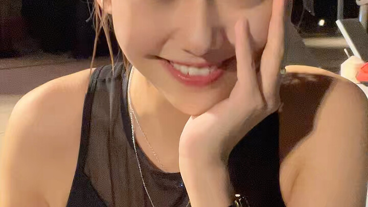 โอเค! นี่เป็นครั้งแรกที่ฉันโพสต์สถานะ และฉันไม่รู้จะโพสต์อะไร ดังนั้นฉันจะโพสต์รูปตัวเองก่อน