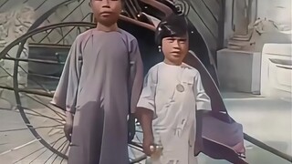 Hampir seratus tahun yang lalu, anak laki-laki itu dengan percaya diri memperkenalkan dirinya dan an