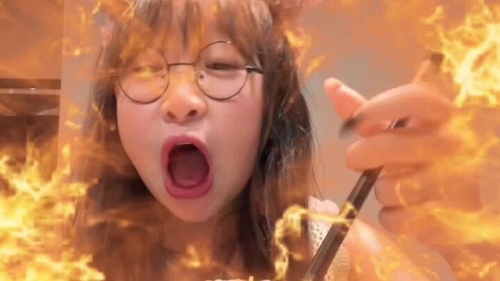 Si Cewek Gendut yang Suka Makan Juga Ikut Cicipi Menu Set Mark!