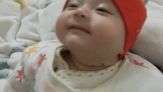 كعكة صغيرة بعمر ثلاثة أشهر ونصف