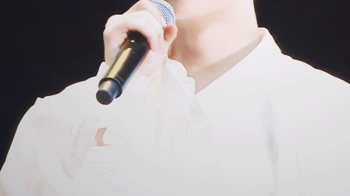 He is the universal novel hero who was sent to the real-time square by a passerby.