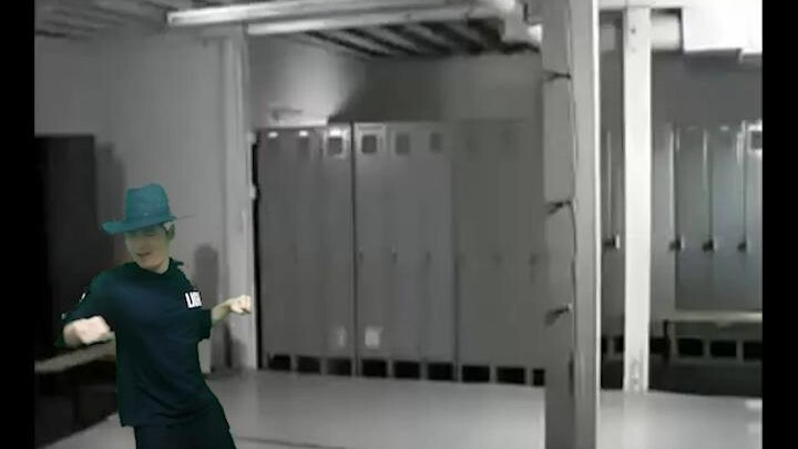 Electric shake mockery, but in the locker room