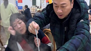 [Lai Yiu-cheung] At 11:30 PM, I took my wife out for a late-night snack—let's start with a bowl of p