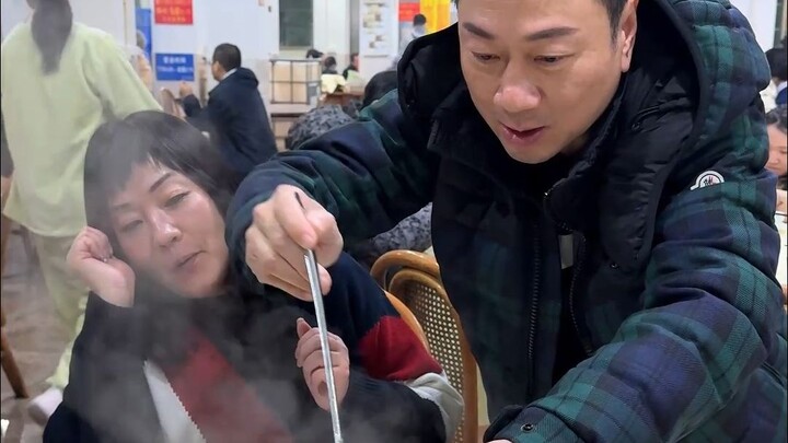 【لي ياو شيانغ】 في الحادية عشرة والنصف مساءً، أخذت زوجتي للبحث عن الطعام، وتناولنا أولاً وعاء من عصيد