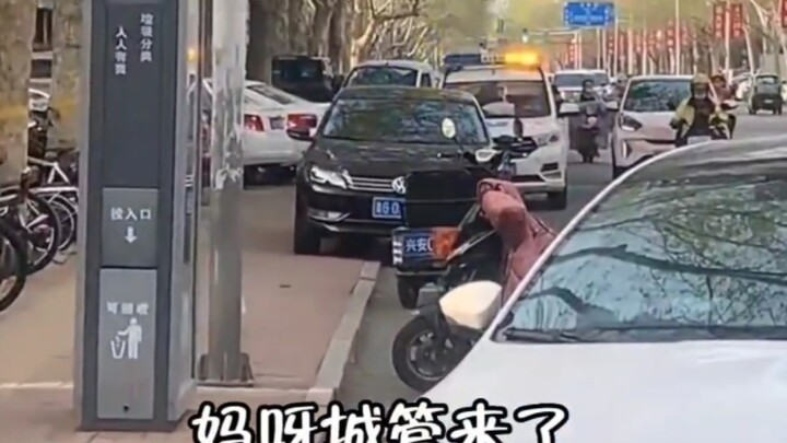 คุณป้าไปเข้าห้องน้ำ ฝากหนุ่มให้ช่วยดูแลแผงลอย แต่ไม่คาดคิดว่าเจ้าหน้าที่เทศกิจจะมาเสียแล้ว! หนุ่มทั้