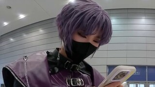 [First Person View] I was randomly photographed at the comic convention and was recognized by fans. 