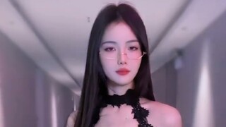 Tôi muốn trở thành một người phụ nữ thanh lịch nhưng họ nói tôi trông giống học sinh tiểu học