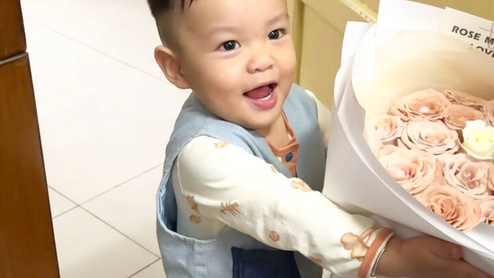 Đứa bé hai mươi tháng tuổi giờ đã trở thành “công cụ dỗ dành” của bố dành cho mẹ rồi, thật đáng ghét