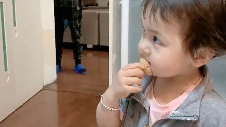 Ngày bé, Vương Tiểu Mạch đã thành thạo các kỹ năng tự cứu mình rồi🤣