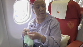 Lần đầu đưa mẹ ra nước ngoài đi khoang hạng nhất