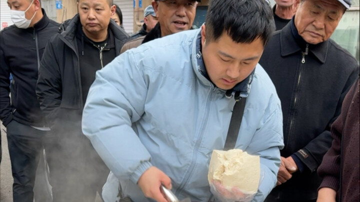 卖豆腐都穿棉袄了，有那么冷吗，南方还在吹空调呢