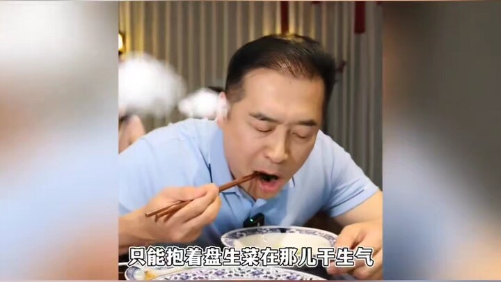 Lão Lỗ ngủ dậy thấy trời sập, Tùy Pha đi thử quán, vừa ôm xà lách vừa nhai, miếng gan xào cắt còn mỏ