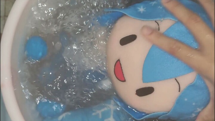 Fufu takes a hot bath