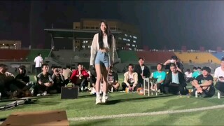 大学军训操场表演