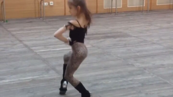 Tarian Cha-Cha Gadis Ukraina