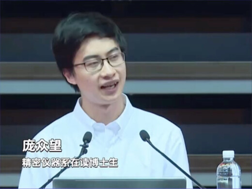 Chỉ cần Bàng Chúng Vọng cất lời, toàn bộ tân sinh viên Đại học Thanh Hoa đều im bặt. Ai cũng ngỡ đó 