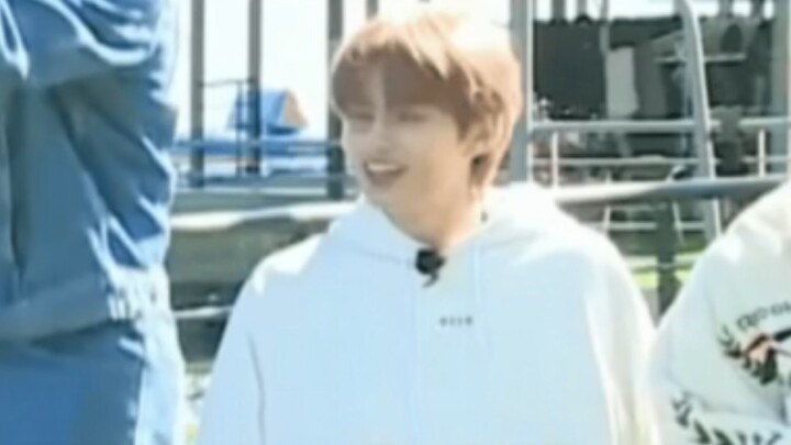 Kenapa ada orang setinggi itu, tapi tetap manis banget ya?