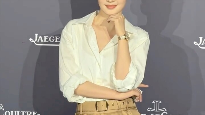 โอ้โห ยิ่งแต่งหน้าเบาๆ ยิ่งสวยขึ้นเรื่อยๆ เลย! มีใครรีบเอาสมุดรายชื่อเหล่าเซียนธุรกิจไปให้พี่คนนี้หน