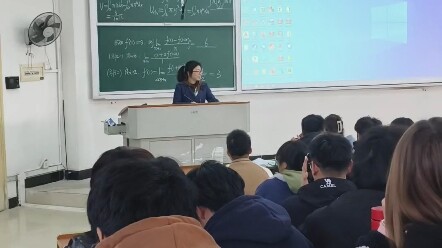 Pada jam kuliah kalkulus terakhir di minggu ujian akhir, teman sekamar saya akhirnya turun tangan 🤩
