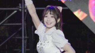 Come to Shenzhen Happy Valley and dance with the sweet girls!