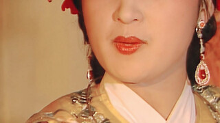 Trời ơi...cô ấy toát lên khí chất của một phi tần hoàng gia cả trên màn ảnh lẫn ngoài đời! ! !