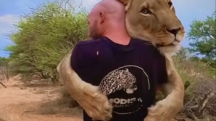 Dasar hantu, kamu kemana aja? Aku udah mau mati kekhawatiranin kamu!