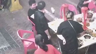 饭店凌晨6点急下班，一大妈勤快收走客人凳子，女子摔的前仰后合