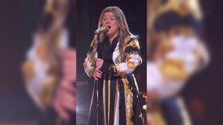 Ariana Grande và Kelly Clarkson đọ nốt cao ngay trên show