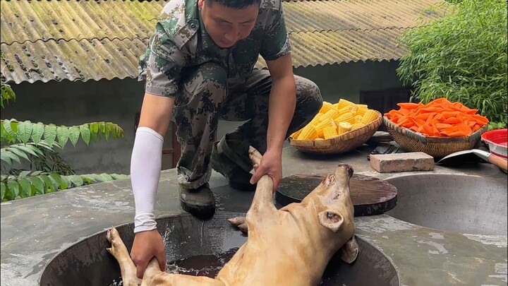 去猪场的路被冲段了好几截，没有办法只有请挖机来修路了。杀个猪儿招待招待，也叫上周边邻居一起。