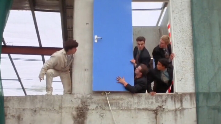 成龙怪不得叫家具城战神，以前的打戏又流畅又有趣。这个走位复杂到爆，小时候真的吃的太好了