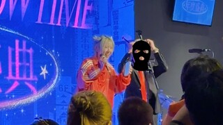 和某不知名唢呐艺术家在某不知名舞台响起一阵强劲的音乐！！（一首歌半首找不到词…人怎么能闯这么大的祸