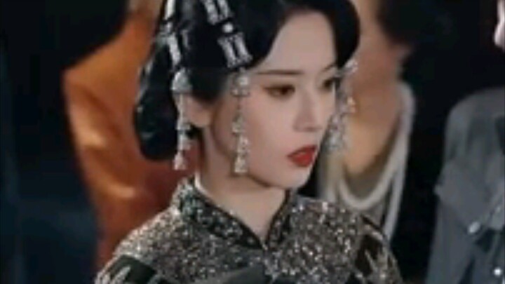 9.A 92-year-old man saw a beautiful 20-year-old woman,actually knelt down and called her "Miss"!