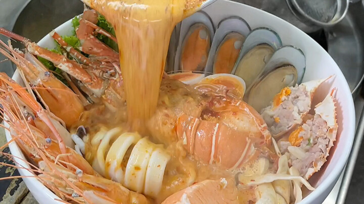 Thai Cuisine: The Luxurious Lobster & Seafood Tom Yum Noodles Hidden in a Residential Building That 