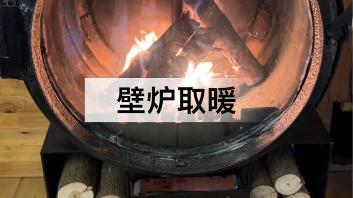 Ngày thứ ba cải tạo con thuyền cũ, anh Hai kêu rét quá không làm nổi việc, anh Ba liền vội vàng dựng