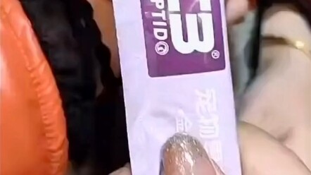 ผู้ขอความช่วยเหลือบอกว่าแมวถูกกรอกน้ำและกาวเข้าไปในท้อง...