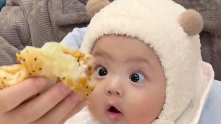 Đứa trẻ sơ sinh chưa từng ăn cơm, lần đầu tiên nhìn thấy đồ ăn ngon, ánh mắt lập tức đẹp như thần ti