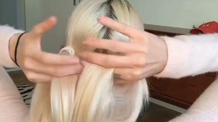 Ekor kuda ganda berubah menjadi tiga sanggul, sungguh imut dan nakal 👻