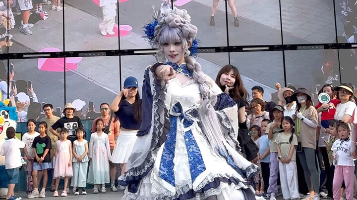 كيف يكون شعور الرقص العشوائي في الشارع مرتدية لوليتا؟